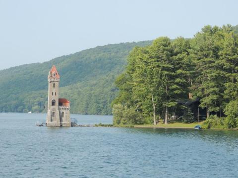 The One-Of-A-Kind Boat Tour In New York That Will Take You Past A Little-Known Castle