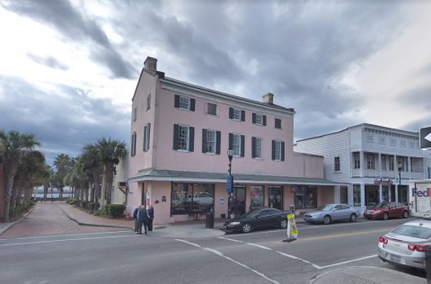 There's A Deliciously Rustic Wood Fired Pizza Restaurant In This Unassuming South Carolina Building