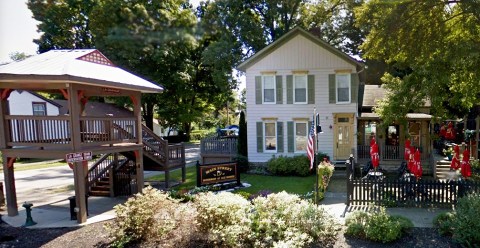 Watch The Trains Chug By At This Charming Small Town Restaurant In Kentucky