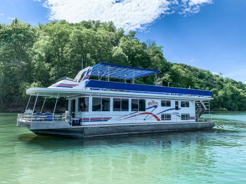 Spend The Night On The Water In This Wonderfully Cool Houseboat In Kentucky