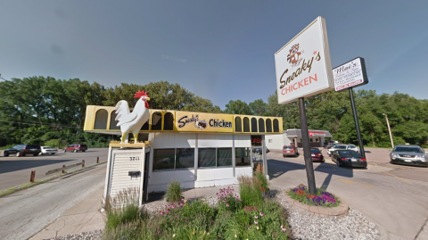 This Old-School Iowa Restaurant Serves Chicken Dinners To Die For