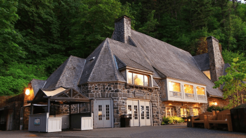 This Beautiful Hike In Oregon Has A Mouthwatering Restaurant Right Along The Trail