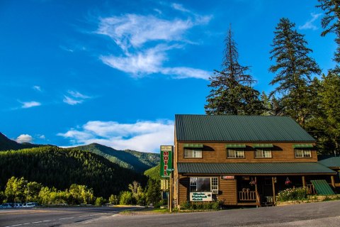 This Montana Hotel Has A Restaurant With A Pie Bar, And You'll Want To Move In