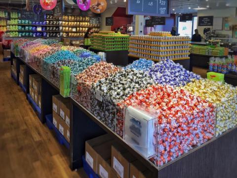 Chocoholics Will Love The One-Of-A-Kind Lindt Chocolate Outlet Shop In New Hampshire