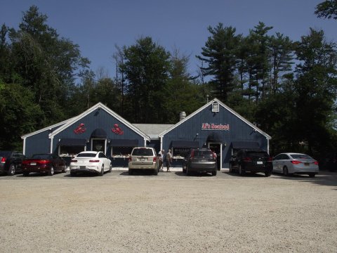 This Ramshackle Lobster Shack Hiding In New Hampshire Serves The Best Seafood Around