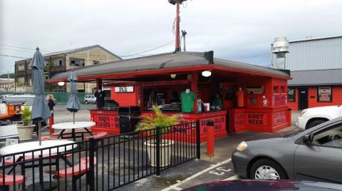 The Very First Drive-Thru Restaurant In West Virginia Still Has Cars Lining Up Around The Corner