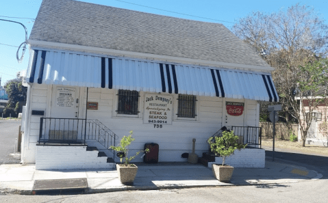 You Have To Try The Mac & Cheese At This Historic Hole-In-The-Wall Restaurant In New Orleans