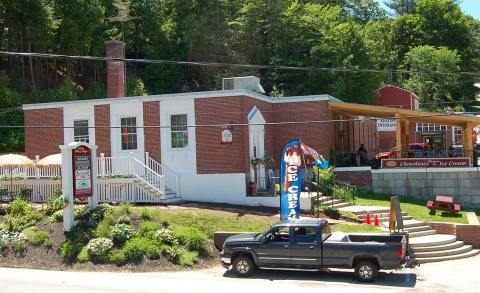 The 35-Scoop Sundae At This New Hampshire Chocolate Shop Is An Ice Cream Lovers Dream