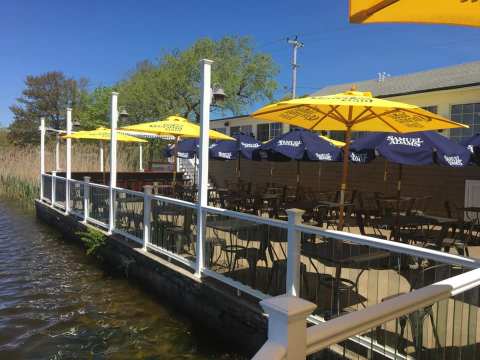 The Little-Known Restaurant In Rhode Island With Incredible Lakefront Views﻿