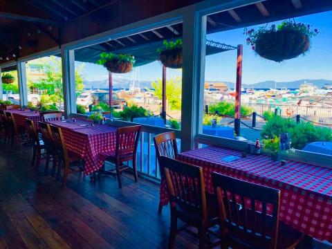 The Little-Known BBQ Restaurant In Northern California With Incredible Lakefront Views