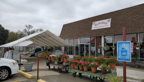 This Enormous Roadside Farmers Market Near Detroit Is Too Good To Pass Up