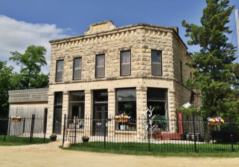 This Creekside Restaurant In Iowa Is A Beautiful Place To Dine