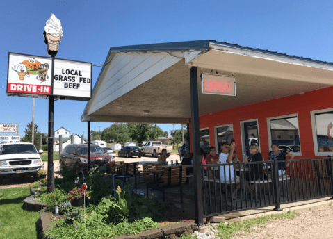 One Of The Very First Drive-Thru Restaurants In South Dakota Still Has Cars Lining Up Around The Corner