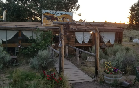 This Old-School Oregon Restaurant Serves Chicken Dinners To Die For