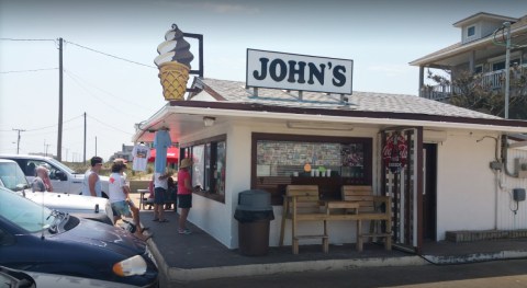 The Burgers And Shakes From This Middle-Of-Nowhere North Carolina Drive-In Are Worth The Trip