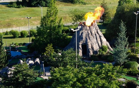 This Tropical-Themed Mini Golf Course In Rhode Island Is Insanely Fun﻿