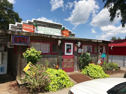 This South Carolina Hole-In-The-Wall May Not Look Like Much But The Food Is Heavenly