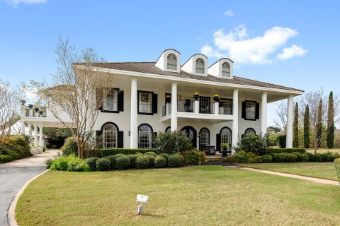 Spending The Night At This Charming Plantation House Near Austin Is Simply Unforgettable