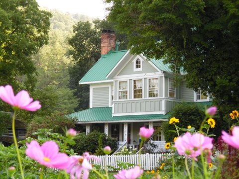 The Mast Farm Inn Is A Gorgeous 19th-Century Farmhouse In The Mountains Of North Carolina