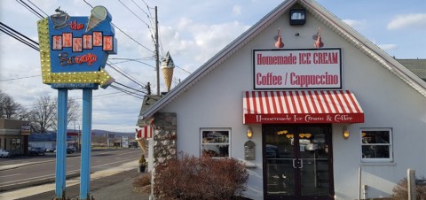 The 14-Scoop Sundae From The Inside Scoop In Pennsylvania Is An Ice Cream Lovers Dream