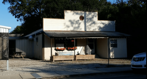 Visit Morvant’s Bar & Grill, The Small Town Burger Joint In Louisiana That's Been Around Since 1924