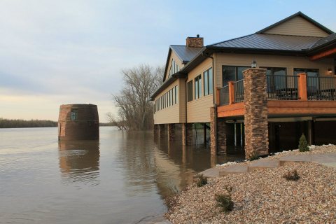 This Illinois Restaurant On Stilts Is The Ultimate Waterfront Dining Destination