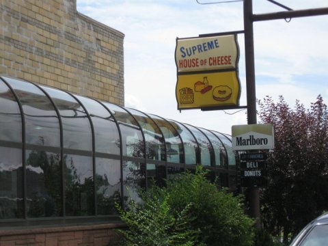 The Unique Cheese Shop In Illinois That Sells Donuts, Pizza, and Ice Cream Under The Same Roof