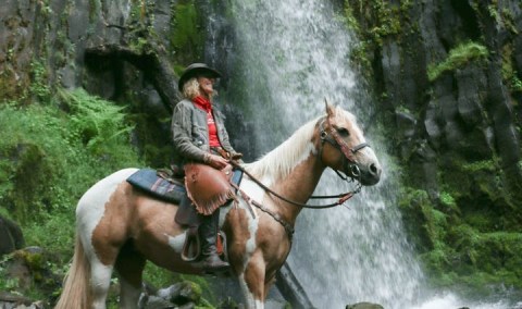 The Horseback Waterfall Tour In Oregon That’s Simply Unforgettable