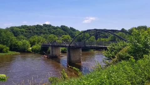 The Deep Green Gorge In Iowa That Feels Like Something Straight Out Of A Fairy Tale