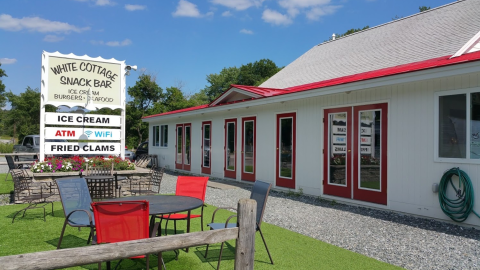 This Roadside Snack Bar In Vermont Has Been Serving Comfort Food Since The 1950s