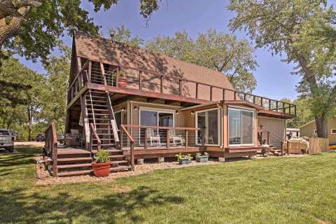 This Serene Lakeside Vacation Home In Nebraska Will Become Your New Home Away From Home