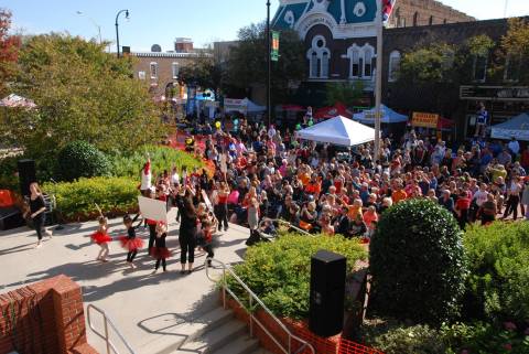 Enjoy Art, Crafts, Music, And Tons Of Apple-Themed Treats At The Cleveland Apple Festival In Tennessee