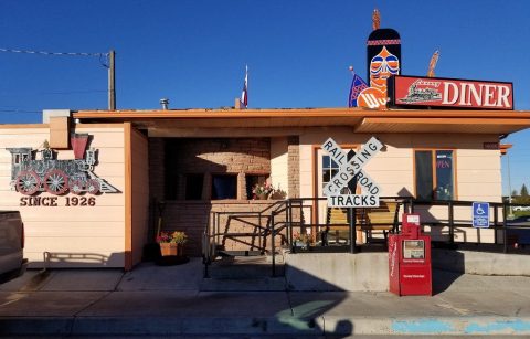 You Might Have A Hard Time Finishing The Massive Cinnamon Roll At Luxury Diner In Wyoming