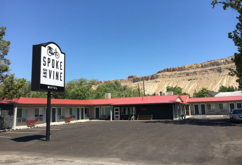 The Most Charming Vineyard Bed And Breakfast In Colorado Is The Spoke And Vine Motel