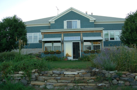 Stay Overnight In The 91-Year-Old Sage Hill Bed & Breakfast, An Allegedly Haunted Spot In North Dakota