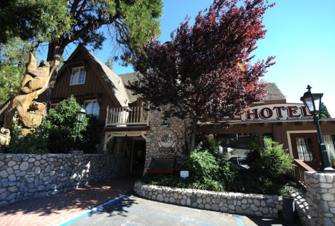 Saddleback Grill, A Hidden Restaurant In Southern California, Is Surrounded By The Most Breathtaking Fall Colors