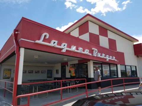 People Drive From All Over For The Green Chile Cheeseburgers At This Charming New Mexico Restaurant