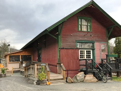 Sink Your Teeth Into Juicy Burgers At Worthy Burger In Vermont