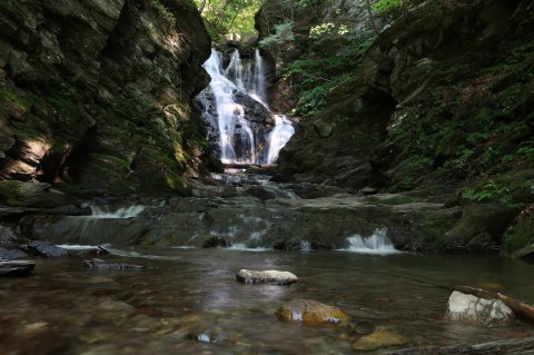 The Beautiful Cascades Trail Is An Easy 2-Mile Hike In Massachusetts That's Great For Beginners And Kids