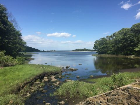 The Beautiful Rome Point Trail Is An Easy 2-Mile Hike In Rhode Island That's Great For Beginners And Kids