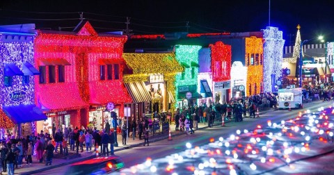 The Most Enchanting Christmastime Main Street In The Country Is Rochester In Michigan