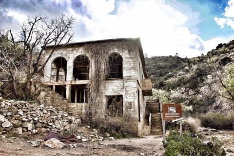 Moss Wash Trail In Arizona Leads Straight To An Abandoned Mansion