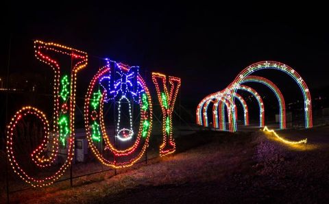 7 Drive-Thru Christmas Lights Displays In Missouri The Whole Family Can Enjoy