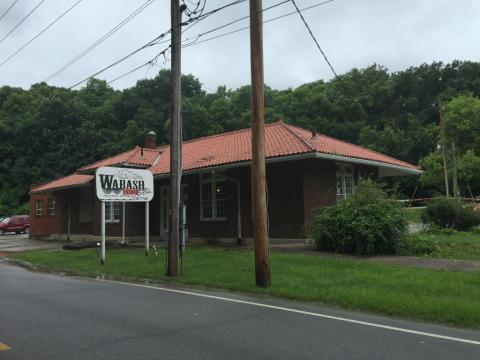 Dig Into Finger-Licking Good BBQ At Wabash BBQ, A Former Train Station In Missouri