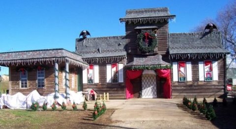 Enjoy Thousands Of Twinkling Lights On The Holiday Hayride At Arasapha Farm In Pennsylvania