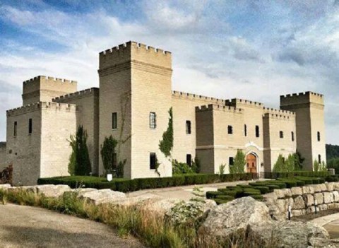 Shakespeare’s Restaurant & Pub Is A Restaurant Hiding In A Pennsylvania Castle Near Pittsburgh