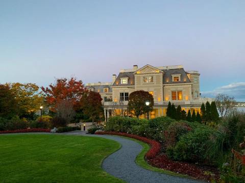 The Chanler At Cliff Walk In Rhode Island Gets All Decked Out For Christmas Each Year