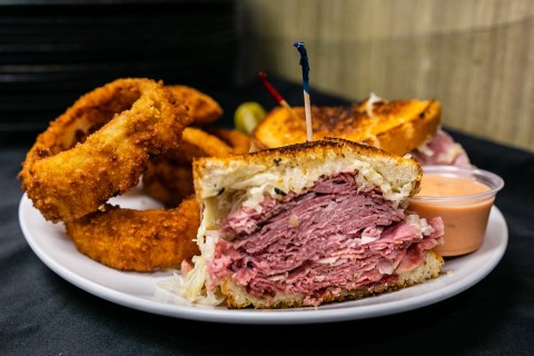 Manhattan Deli Near Cleveland Serves Up A Taste Of Time Square