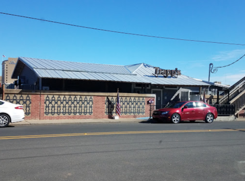 You Won't Be Able To Stop Eating The Seafood Nachos At Trapp's In Louisiana