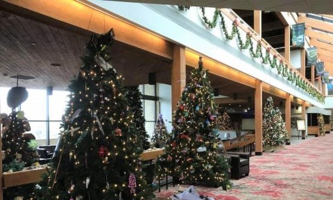 10 Ohio State Park Lodges That Are Downright Magical During The Holidays